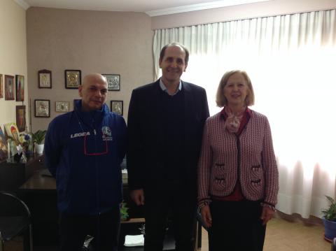 The Hon. Consulate of Kenya, Mrs. V. Pandazopoulou, with the Dep. Minister of Finanance, Mr. A. Vessyropoulos (centre), and the Chairman of the Veria Runners Association, Mr. B. Tsiaras (left).