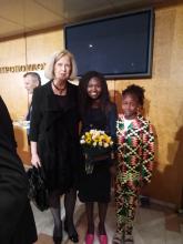 Η Πρόξενος ε.τ., κα Β. Πανταζοπούλου, με τη βραβευμένη Κενυάτισσα Μαραθωνοδρόμο, κα Ruth Chepngetich, και τη θυγατέρα της, στην τελετή βράβευσης.